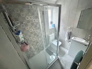 Shower room- click for photo gallery